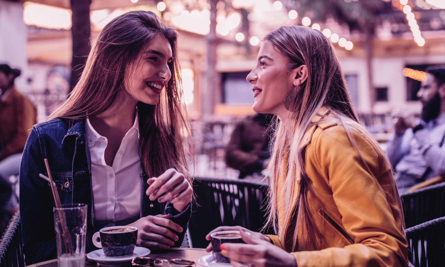 Photographie de deux femmes ayant une conversation amicale autour d'un café